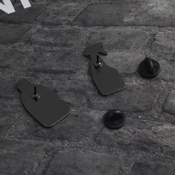 Hilarious Floral Laundry Detergent “Bullshit Remover” Metal Enamel Pin Brooch - Picture 3 of 8